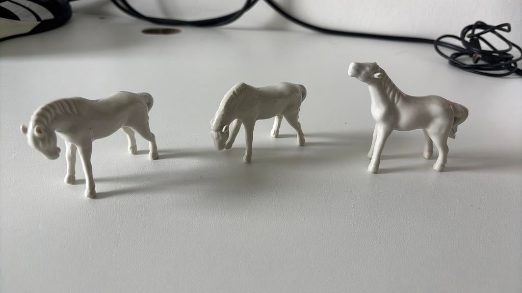 Drie witte porseleinen paardjes, Ophalen of Verzenden
