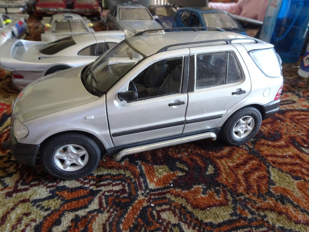 mooie mercedes ML /320  MAISTO  GEEN DOOS, Ophalen of Verzenden, Zo goed als nieuw, Auto, Maisto