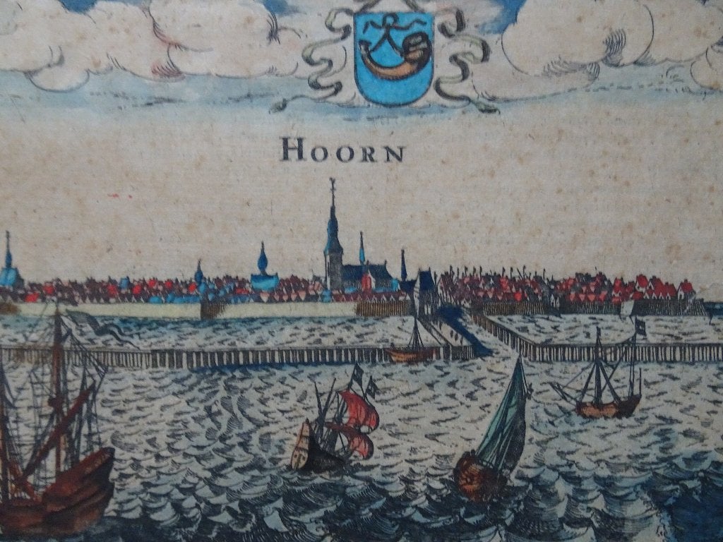 gravure gezicht op Hoorn vanuit zuiden Guicciardini, 1613, Ophalen of Verzenden, Gravure, Handgekleurd