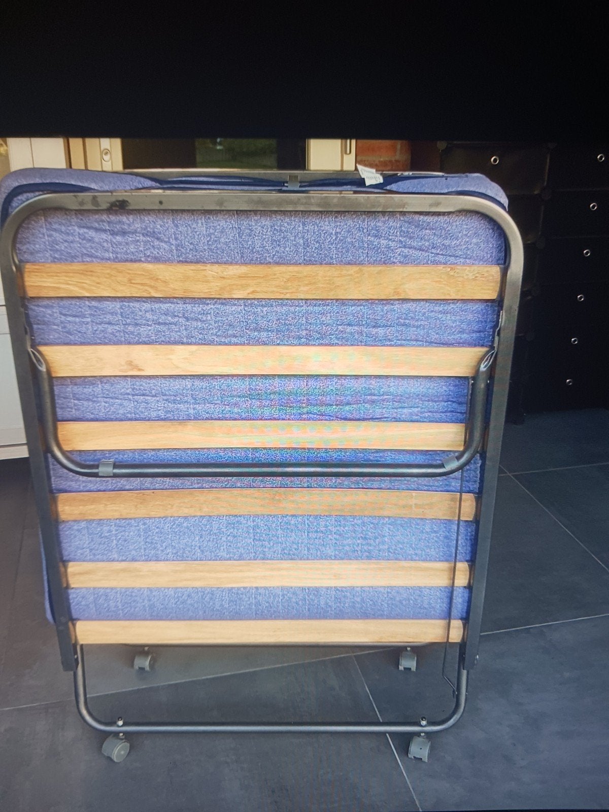 Opvouwbaar logeerbed met lattenbodem en matras, Ophalen, Gebruikt, Eenpersoons, Zwart