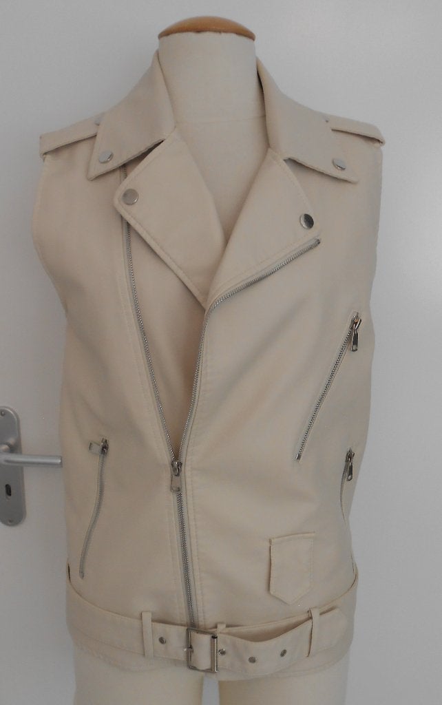 Drôle de Copine imitatieleren gilet roomwit mt M/L, Maat 38/40 (M), Wit, Nieuw, Ophalen of Verzenden