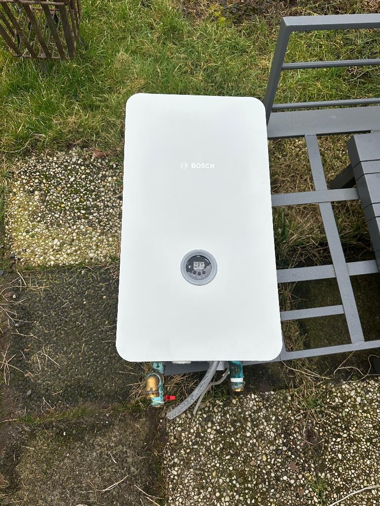 Bosch Tronic Heat 3500 1 jaar oud, Doe-het-zelf en Verbouw, Verwarming en Radiatoren, Ophalen, 30 tot 80 cm, Gebruikt, Cv-ketel of Combi-ketel
