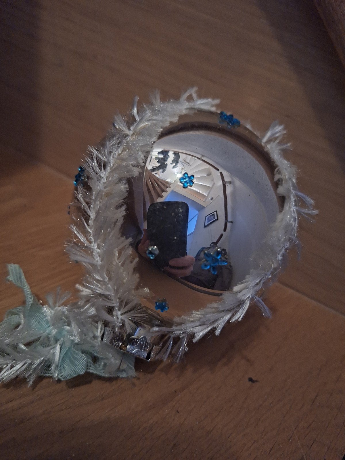Oude zilveren kerstbal met blauwe sterretjes., Diversen, Kerst, Ophalen of Verzenden