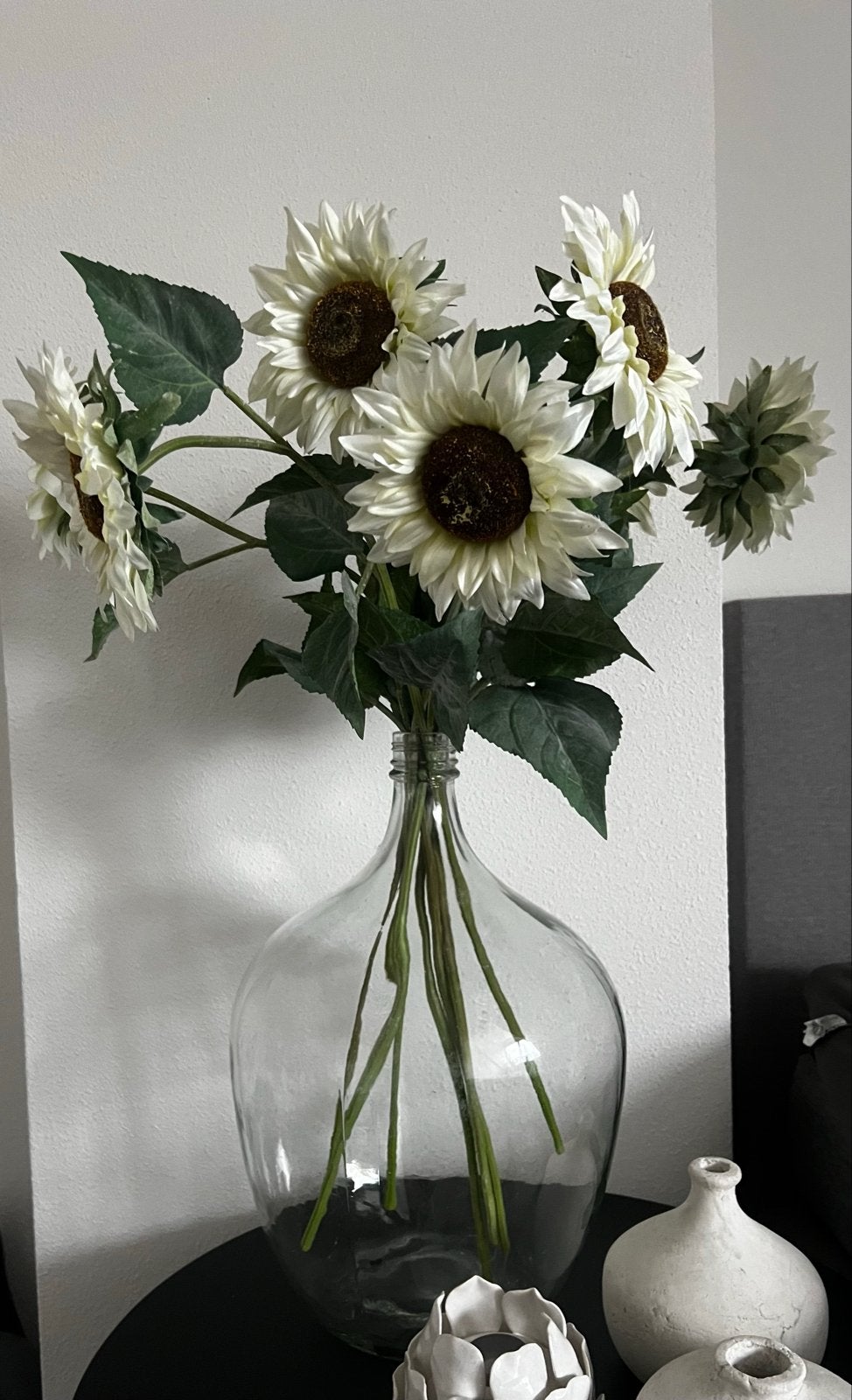 Grote glazen vaas met kunstbloemen (zonnebloemen), Ophalen, Transparant, Inclusief decoratie, Glas