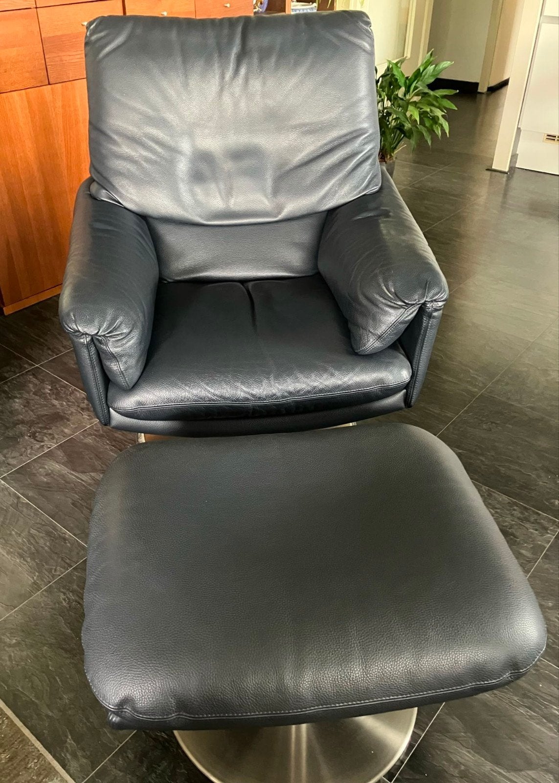 CeCe Leolux draaifauteuil en poef - Leer Senso 2000 cobalt, Huis en Inrichting, Fauteuils, Zo goed als nieuw, Leer, Metaal, 75 tot 100 cm
