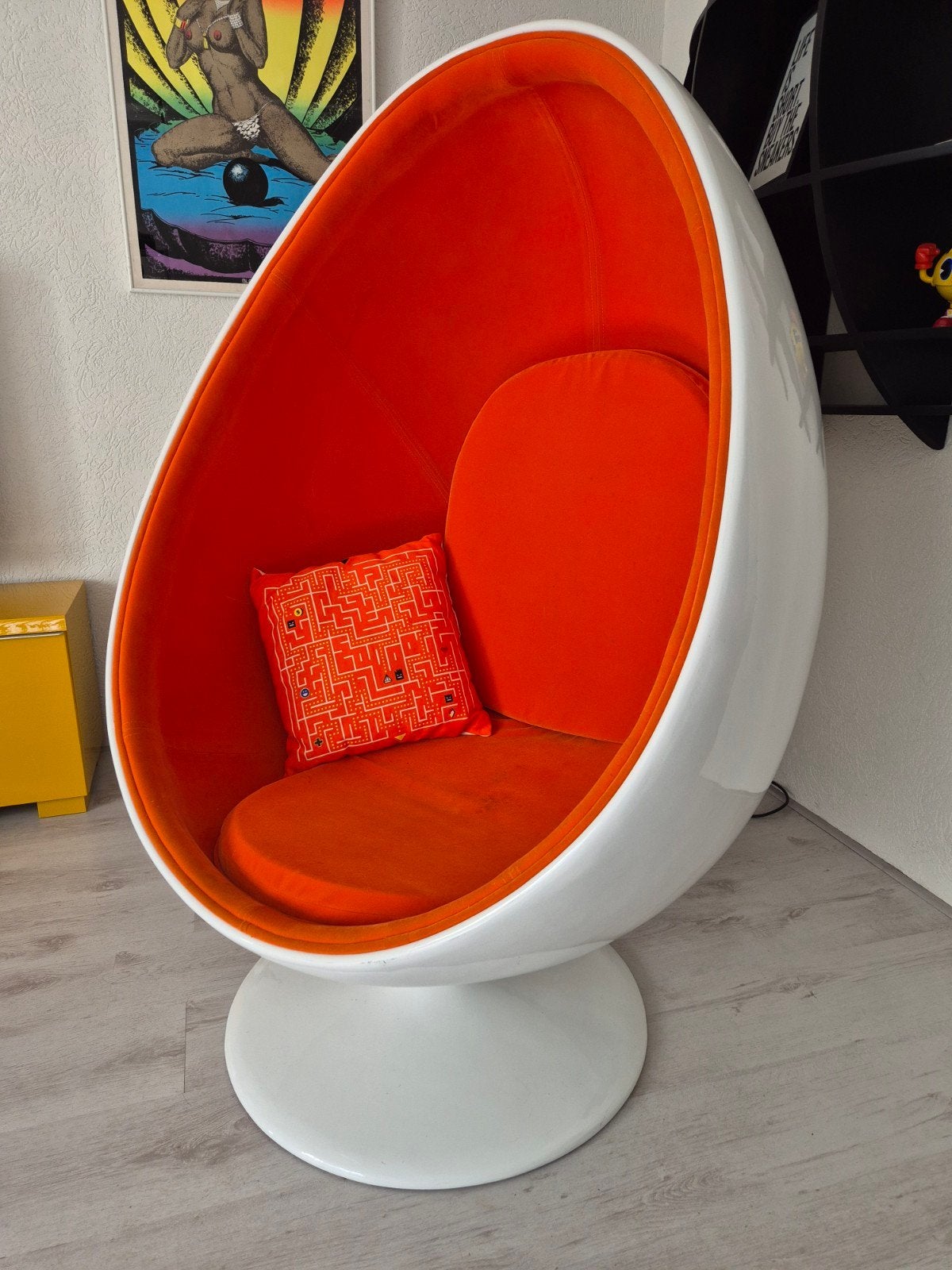 Egg Chair Wit Oranje, Huis en Inrichting, Stoelen, Kunststof, Overige kleuren, Ophalen of Verzenden, Zo goed als nieuw