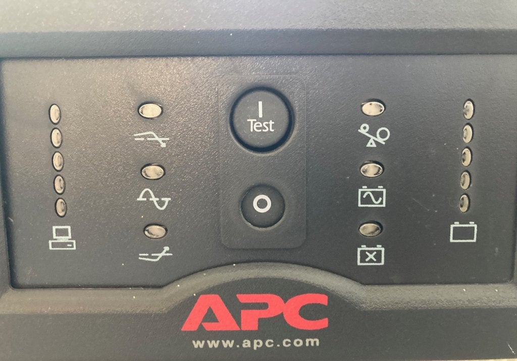 APC Smart-UPS 1500 met netwerkkaart en rackmount kit, Computers en Software, Noodvoedingen (UPS), Ophalen, Gebruikt