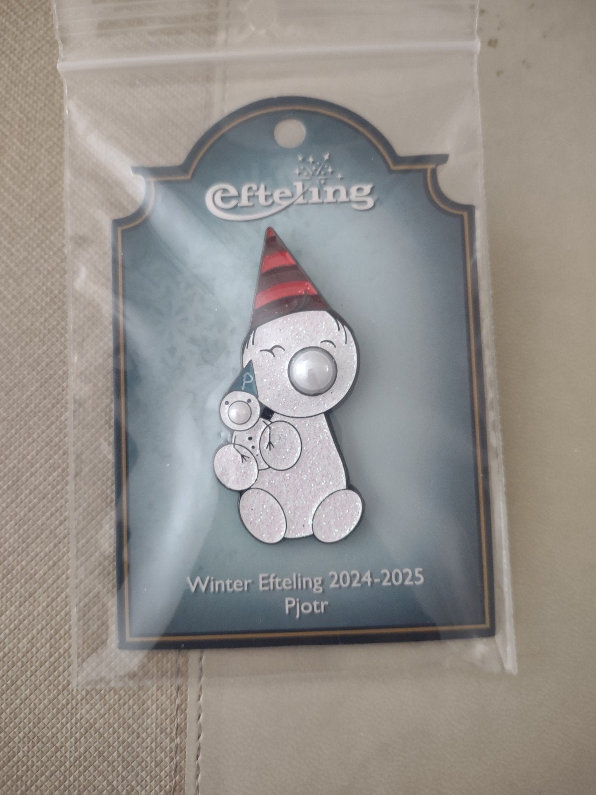 Efteling pin winter, Verzamelen, Verzenden, Nieuw, Button of Speldje