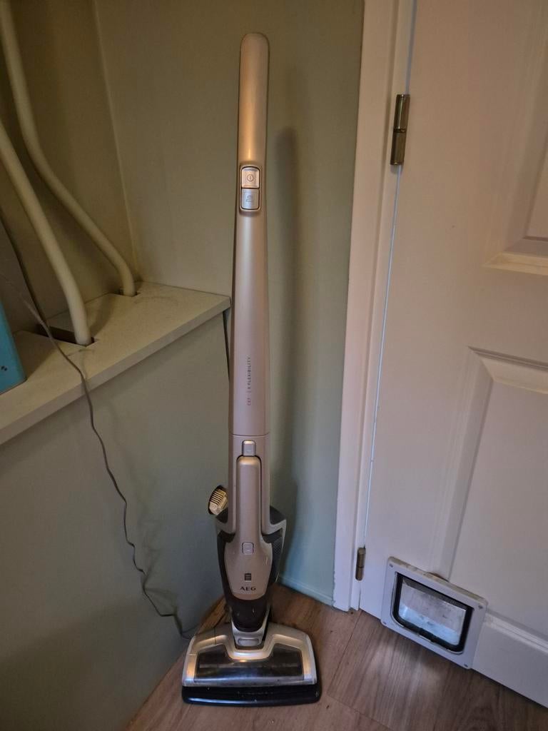 AEG 2-in-1 steelstofzuiger, Witgoed en Apparatuur, Gebruikt, Stofzuiger, Ophalen of Verzenden, Minder dan 1200 watt