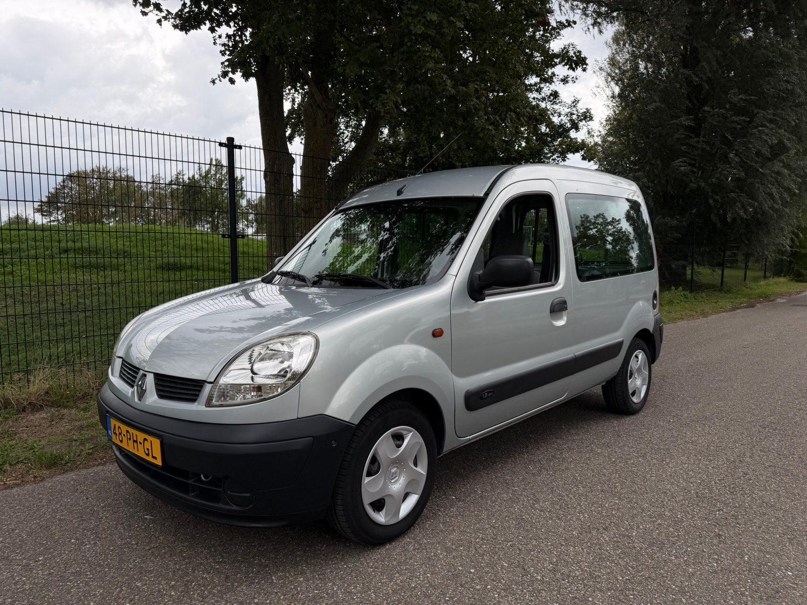 Renault Kangoo 1.2 Rolstoelauto / Invalide auto Historie, Auto's, Voorwielaandrijving, Stof, 4 cilinders, Handgeschakeld