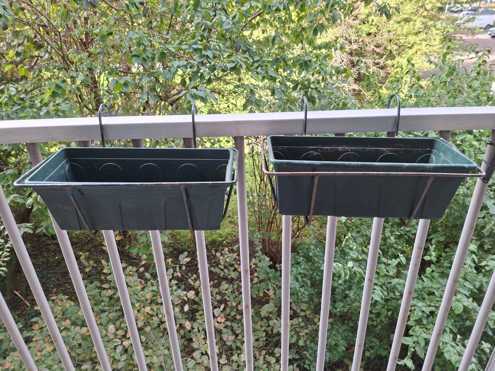 Twee donkergroene balkon bloembakken met haken, Ophalen, Kunststof, Gebruikt, Minder dan 30 cm
