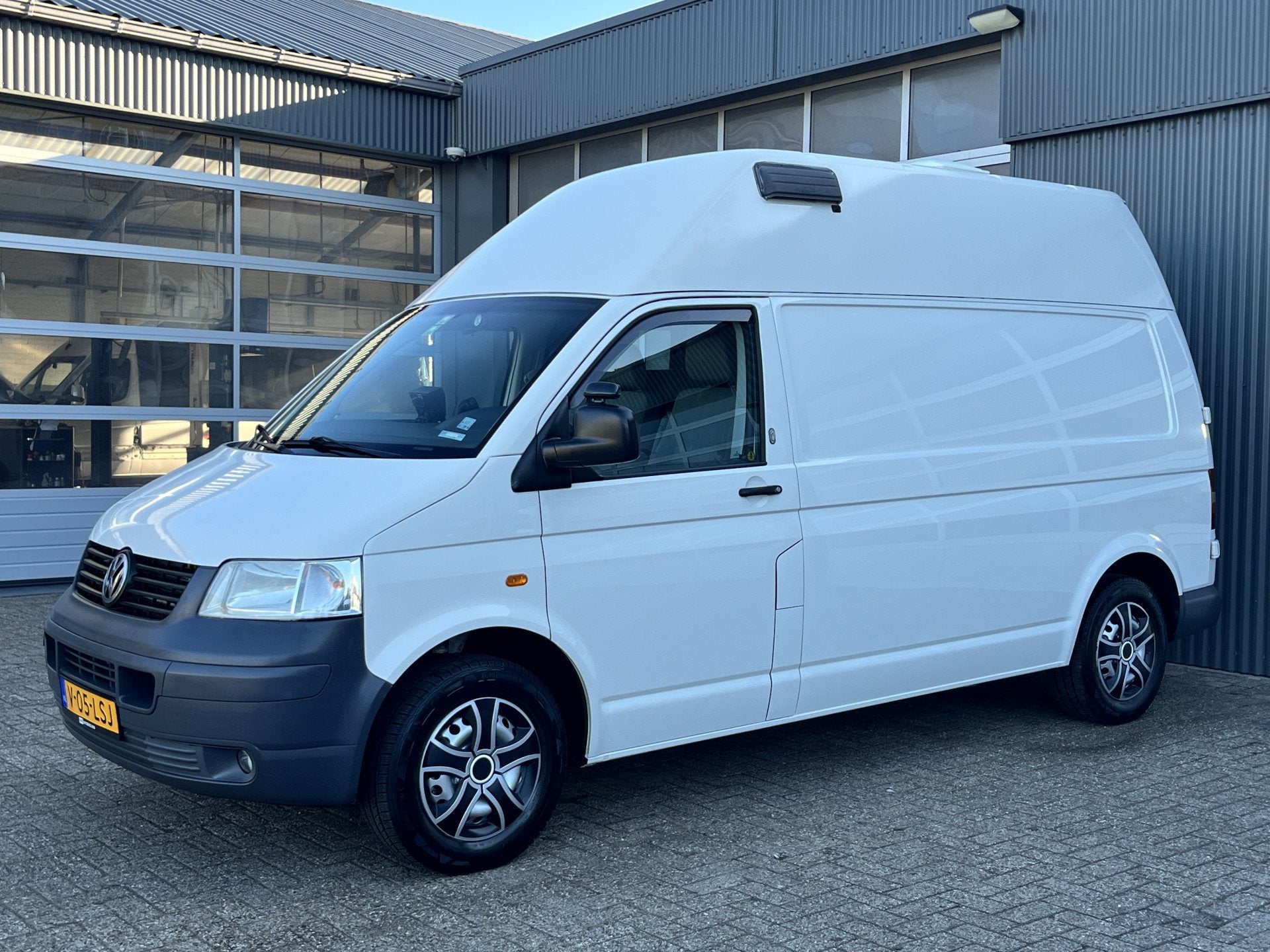 Volkswagen Transporter 2.5 TDI 340 130pk L2H3 BTW vrij! Auto, Auto's, Bestelauto's, Stof, Zwart, Volkswagen, Wit