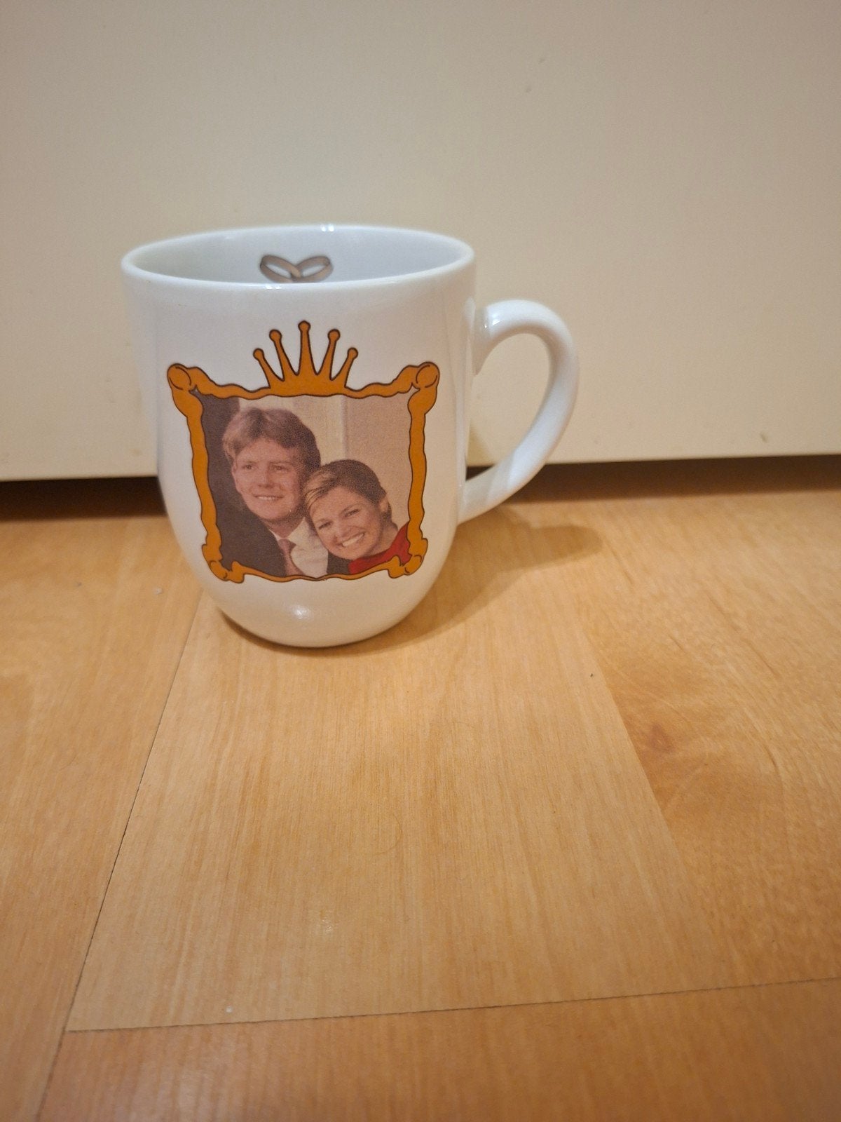 Koninklijke mok Willem-Alexander en Máxima 2 februari 2002, Ophalen of Verzenden, Steen/keramiek, Wit, Overige merken