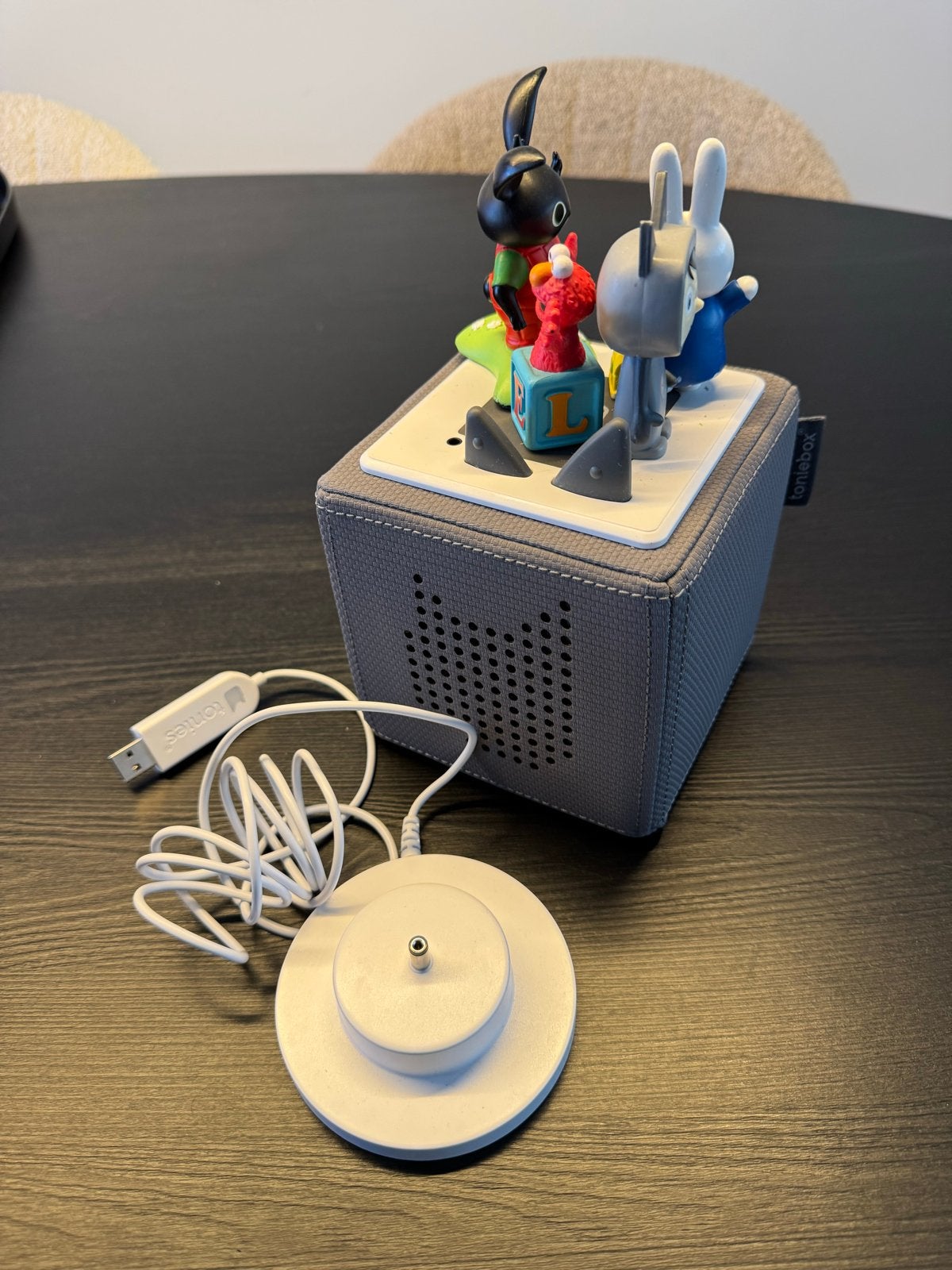 Tonibox met lader en 3 poppen (Bing, Elmo, Nijntje), Ophalen, Gebruikt, Jongen of Meisje