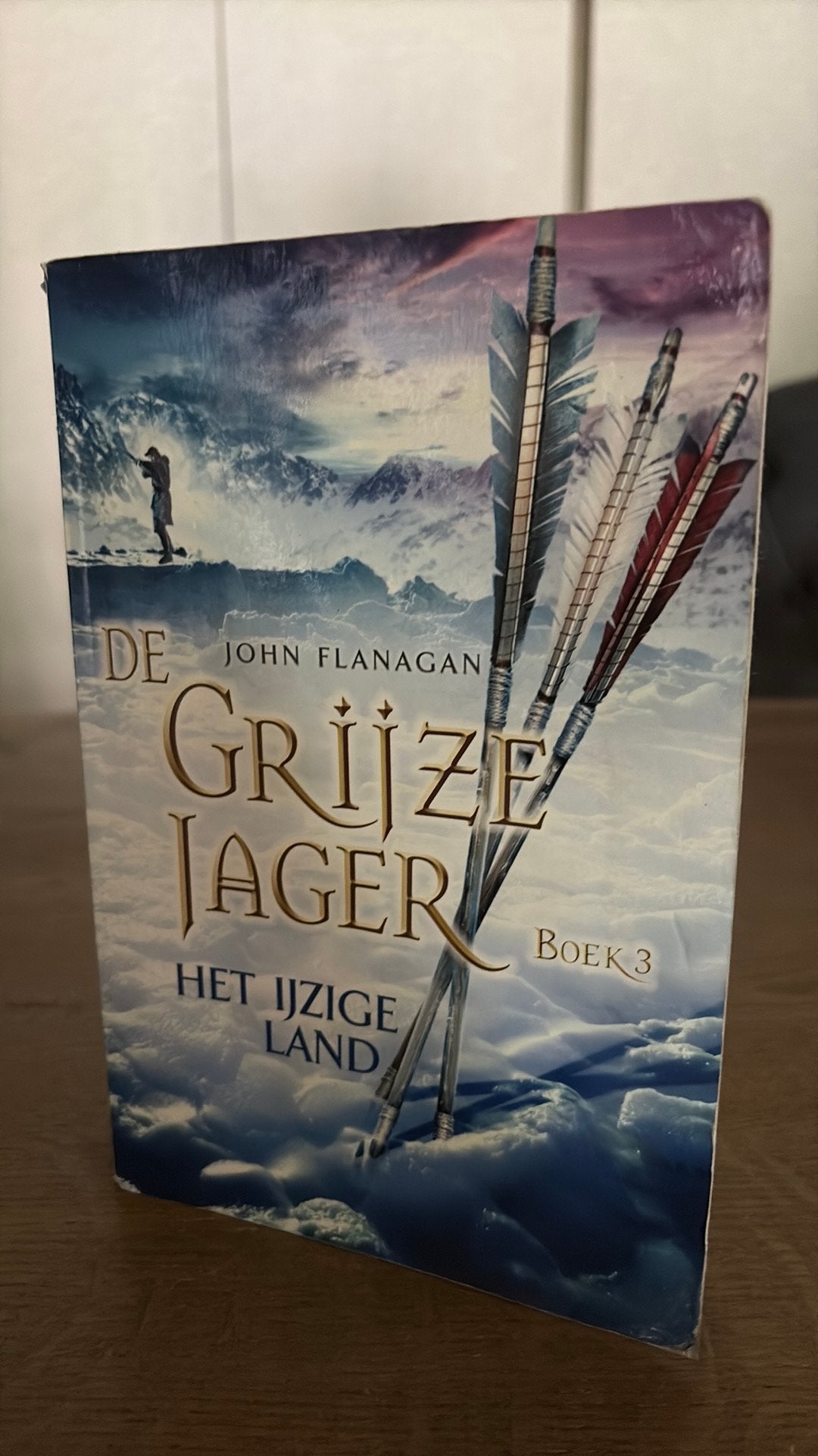 John Flanagan -Het ijzige land Deel 3 de Grijze Jager -serie, Ophalen of Verzenden, Gelezen, John Flanagan