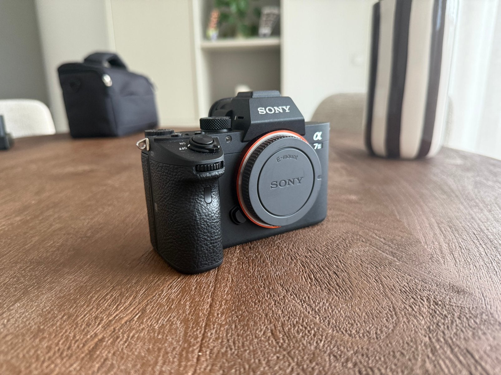Foto 3 van Sony A7III body / laag aantal clicks (2596) / 3 accu's + tas