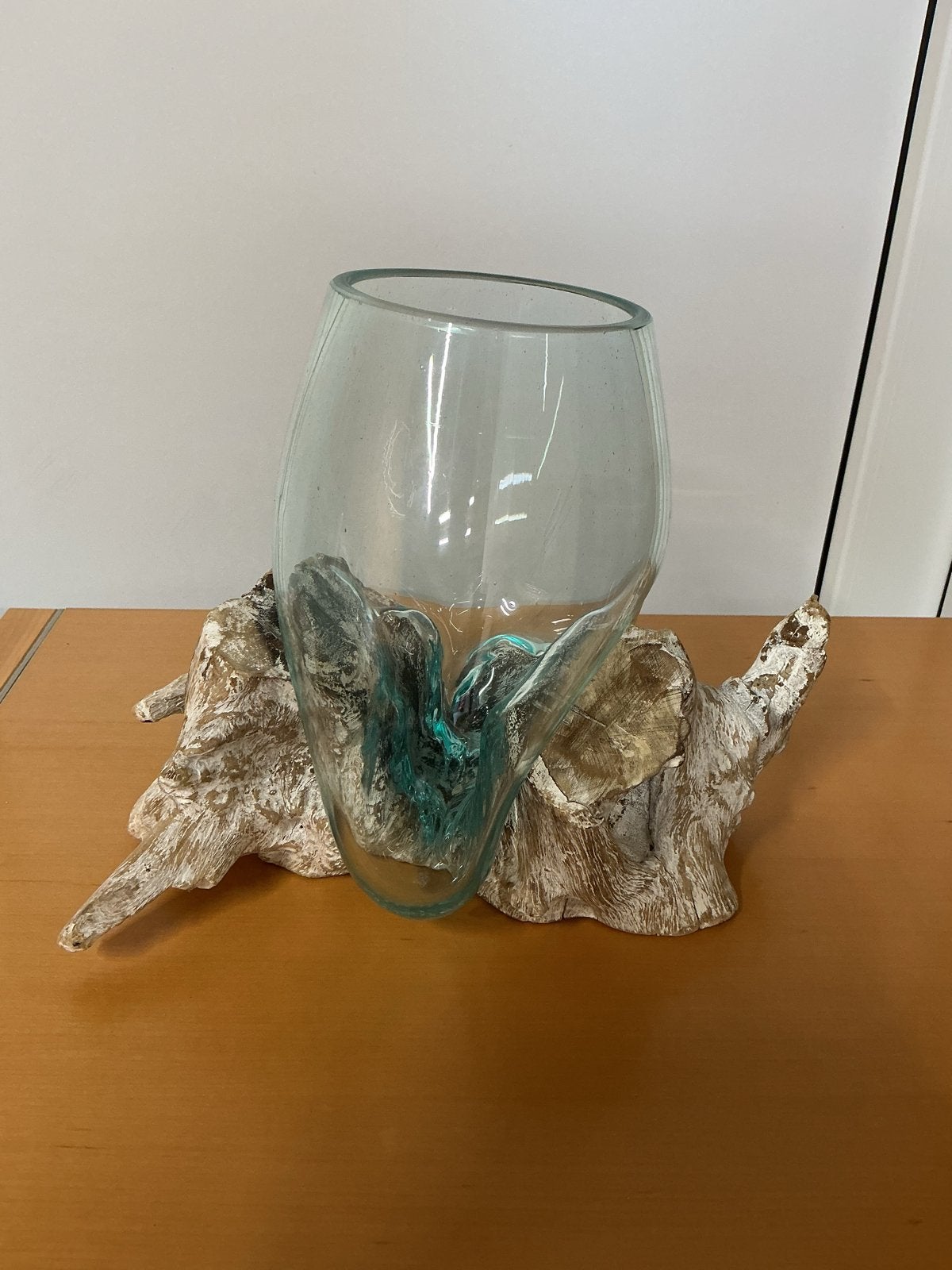 Unieke glazen vaas (lichtblauw) op drijfhout - Handgemaakt, Ophalen of Verzenden, Zo goed als nieuw, Overige kleuren, Glas
