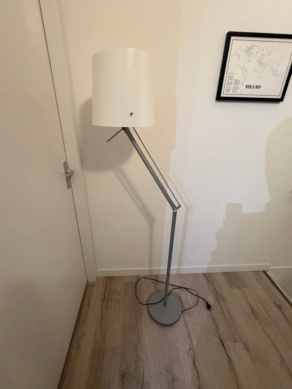 Ikea vloerlamp met verstelbare arm en witte kap, Ophalen, Gebruikt, E27 (groot), Metaal