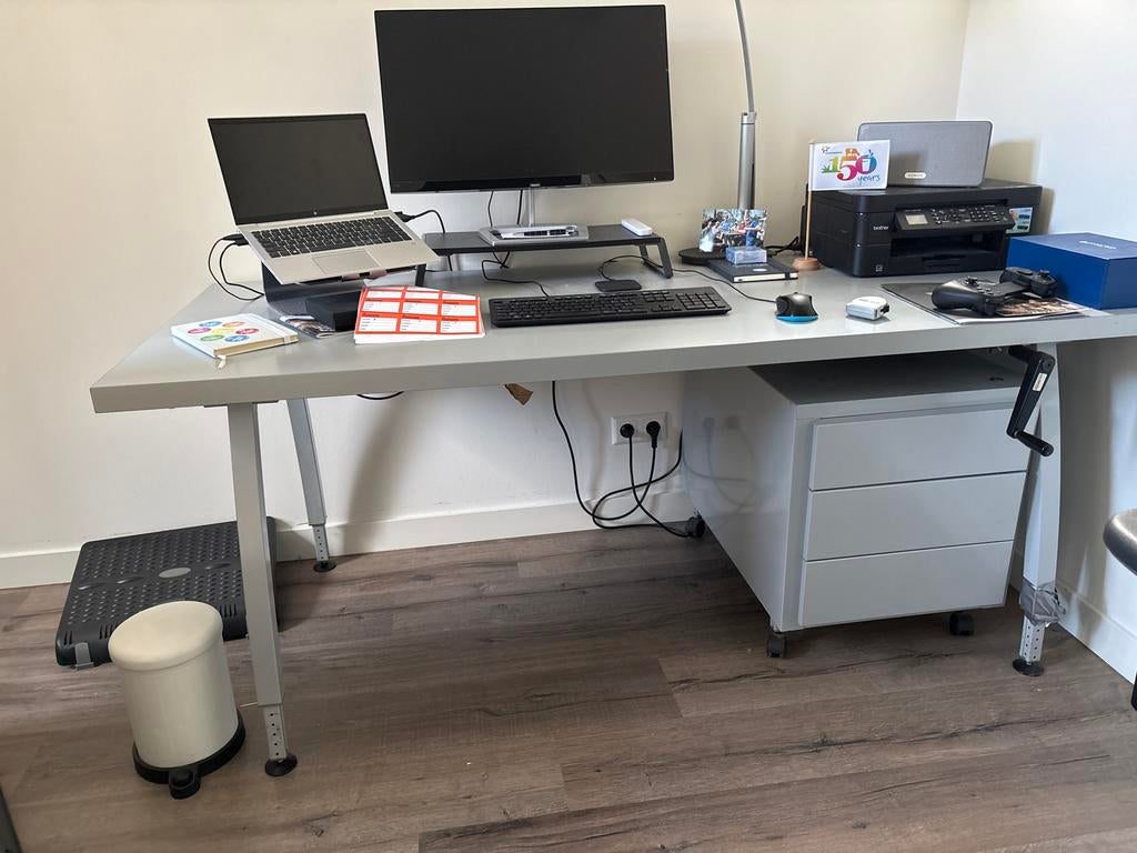 Gratis Bureau met ladekast - gratis af te halen, Ophalen, Gebruikt, Met lades, Grijs