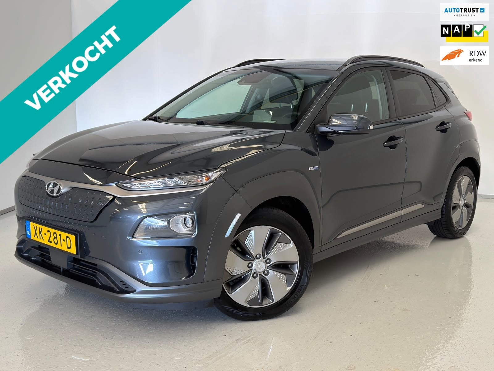 Hyundai Kona EV Premium 64 kWh / HUD / Camera / 2e eig / NL-, Auto's, Gebruikt, Zwart, 174 min, Leder en Stof