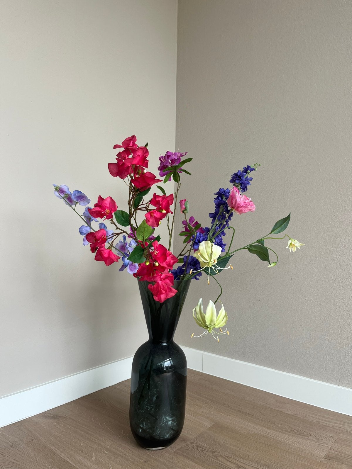 Grote smoke vaas met zijdebloemen, Ophalen, 51 cm, Gebruikt, Zwart