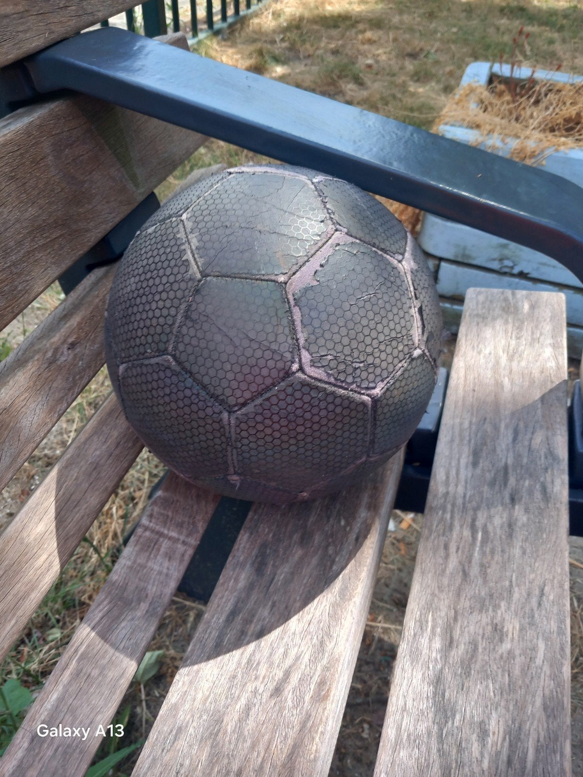 Gebruikte voetbal - hard en licht beschadigd, Ophalen