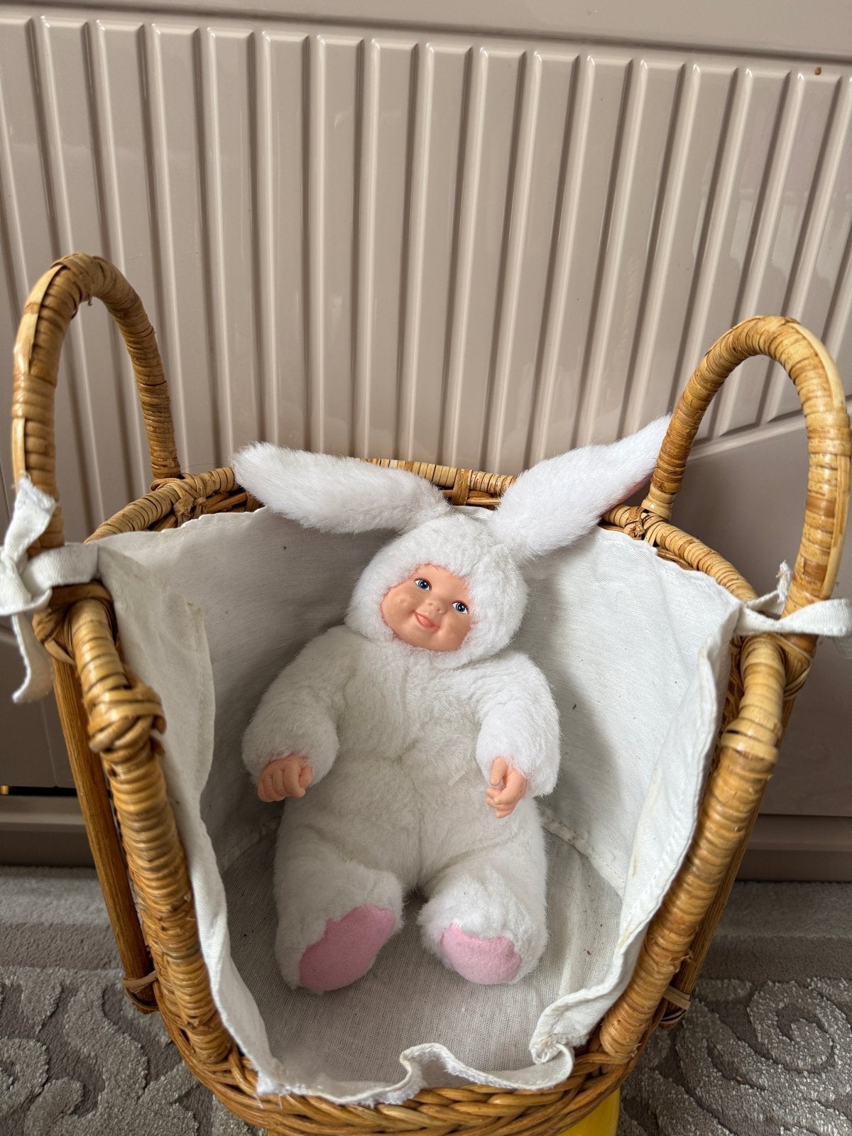 Schattige babypop in konijnenpakje met rieten mandje, Ophalen of Verzenden, Zo goed als nieuw, Babypop