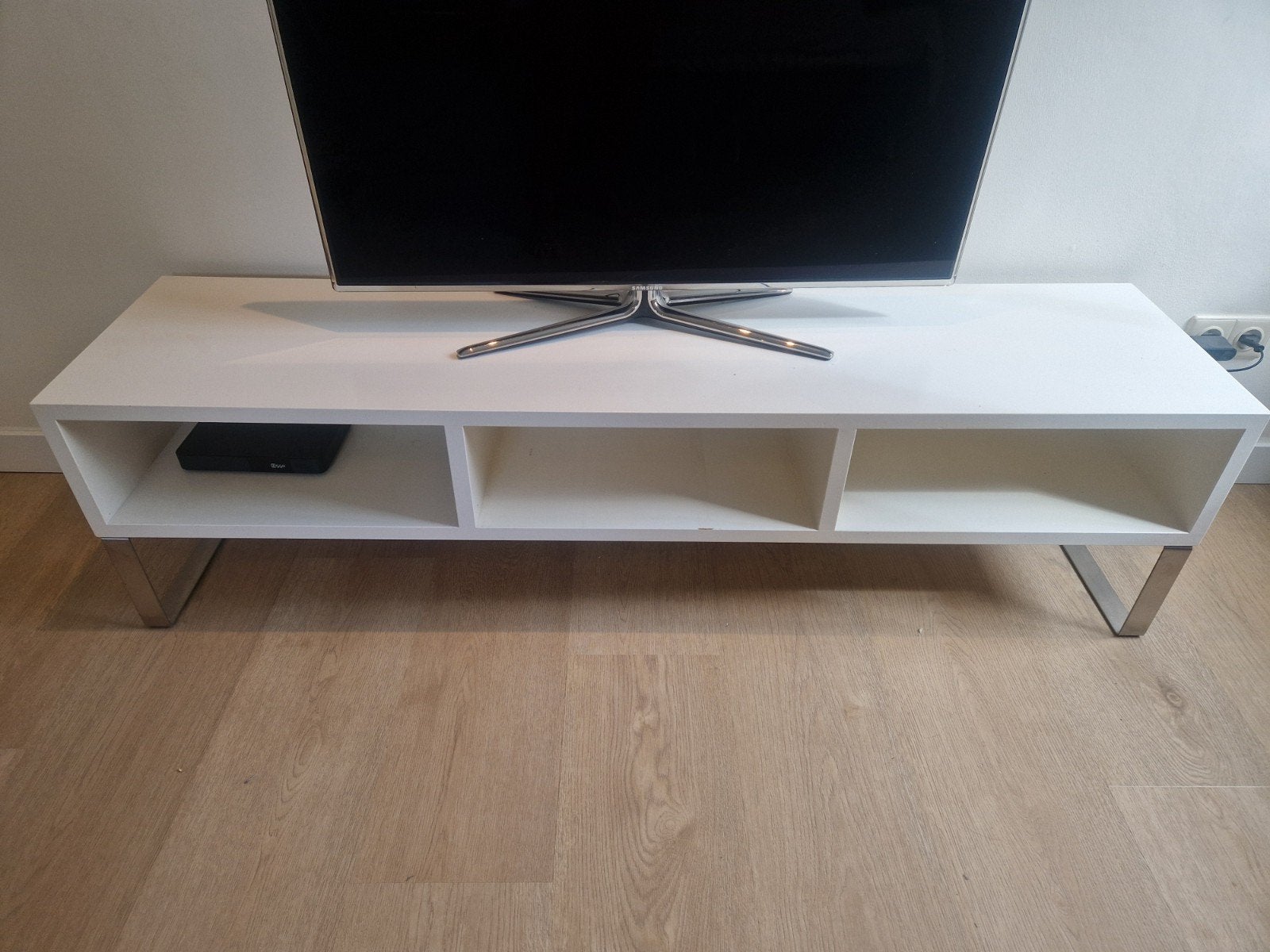 Witte tv-meubel met 3 vakken en metalen poten, Ophalen, Gebruikt, 150 tot 200 cm, Minder dan 100 cm