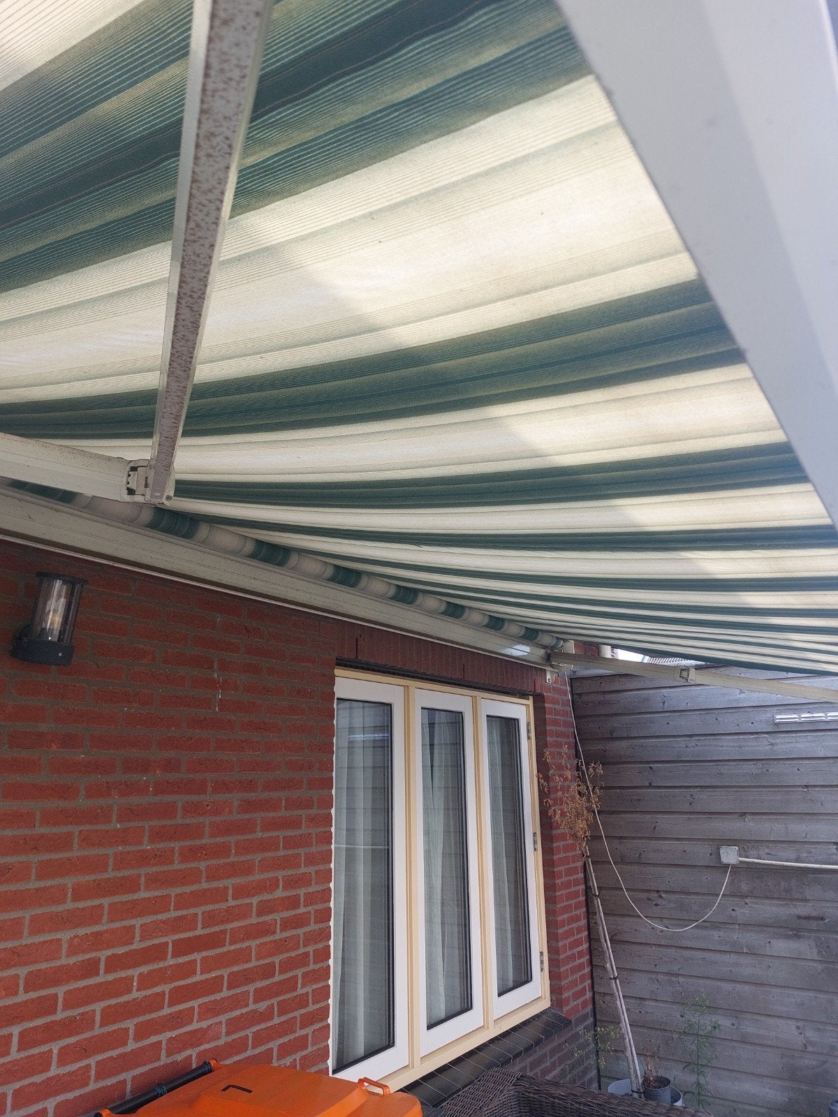 Gebruikt knikarmscherm 450 cm, groen/wit gestreept, Tuin en Terras, Ophalen, Gebruikt, 450 cm of meer, 150 tot 300 cm