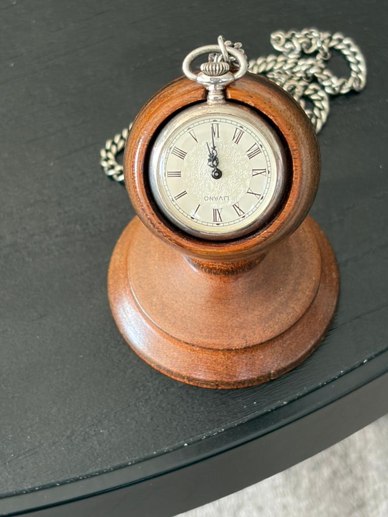 Hanghorloge aan zilveren ketting op standaard., Ophalen of Verzenden