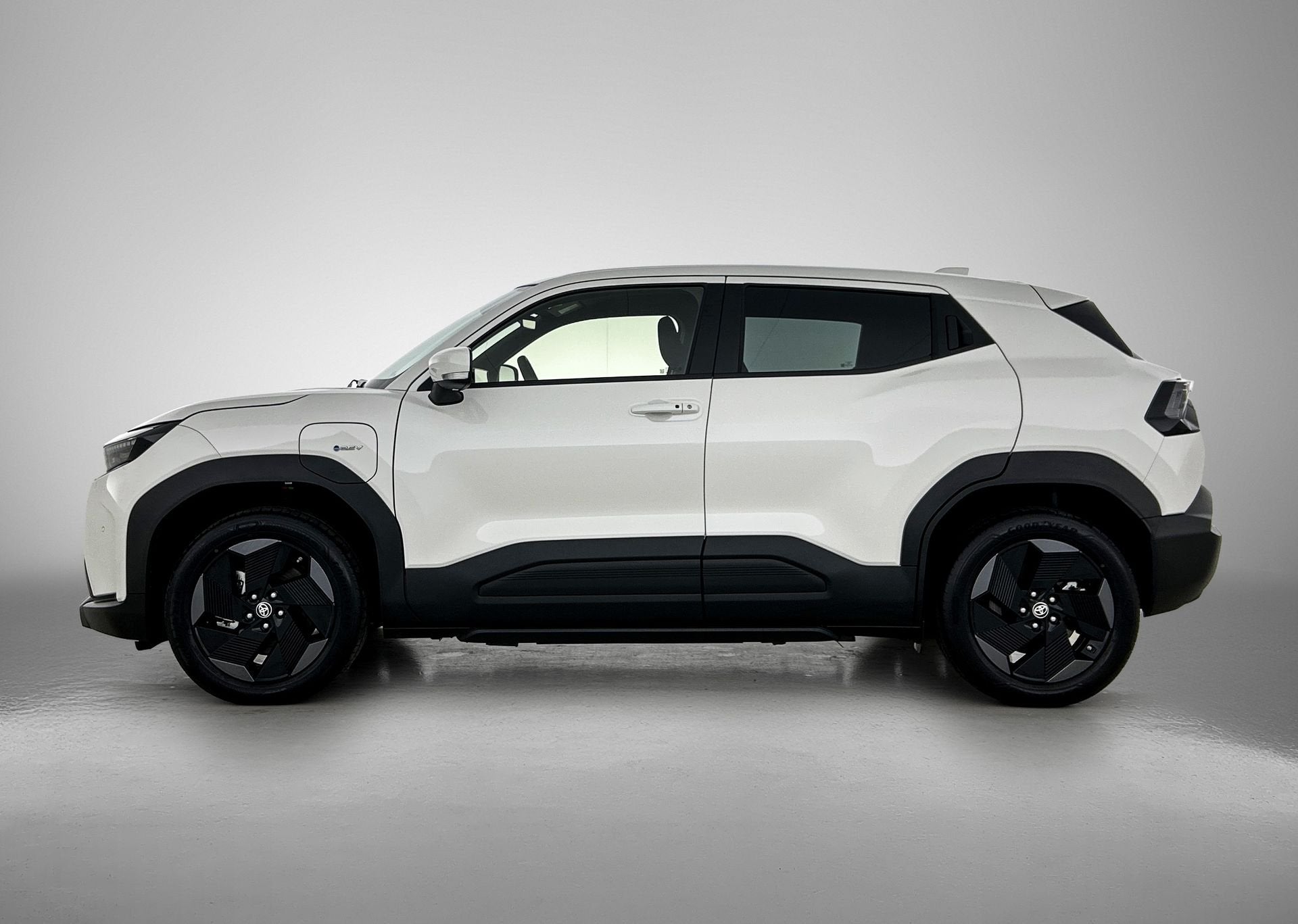 Toyota Urban Cruiser Dynamic 61 kWh *EV-Deal* (bj 2026), Auto's, 12 maanden, Leder en Stof, Wit, Origineel Nederlands