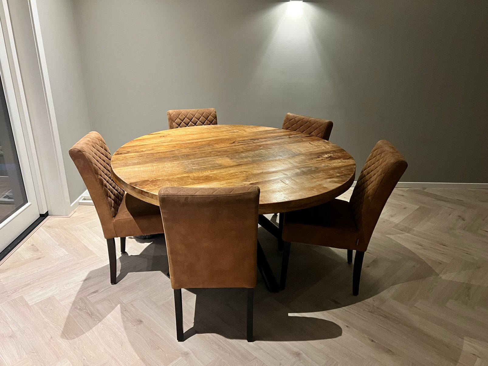 Ronde houten eettafel met 6 bruine stoelen, Ophalen, Gebruikt, 100 tot 150 cm, Edilson