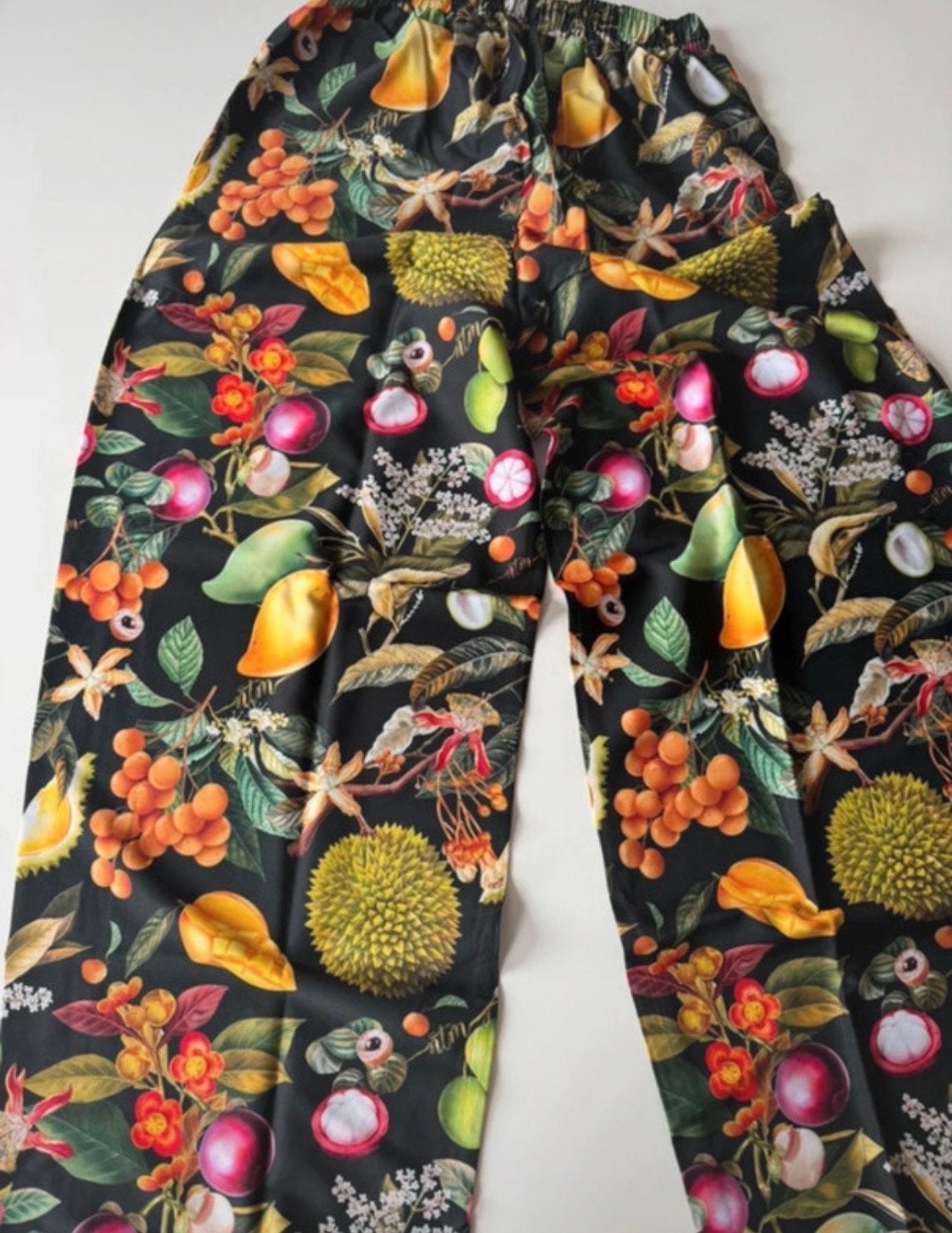 Tropische zijden broek met fruitprint - Maat S t/m L, Kleding | Dames, Broeken en Pantalons, Zwart, Nieuw, Ophalen of Verzenden