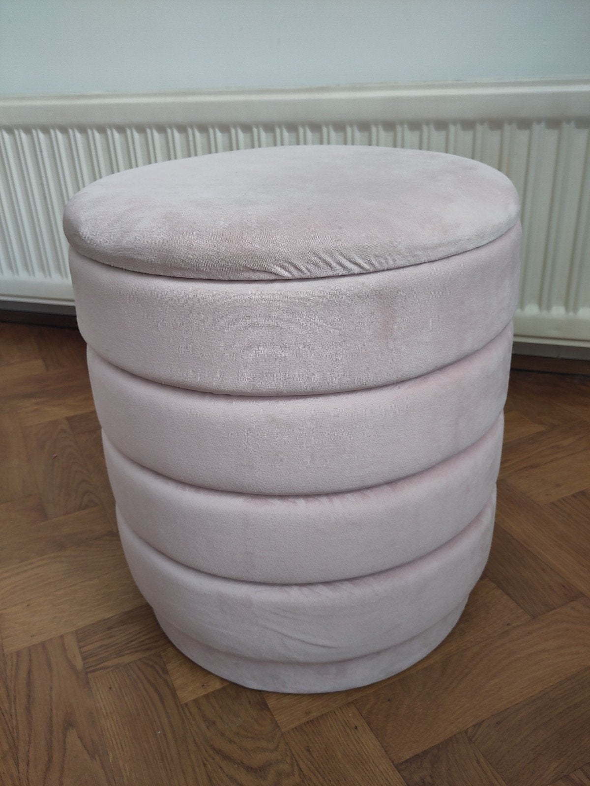 Riverdale roze poef met opbergruimte (2 stuks beschikbaar), Huis en Inrichting, Ophalen, Minder dan 50 cm, Gebruikt, Rond
