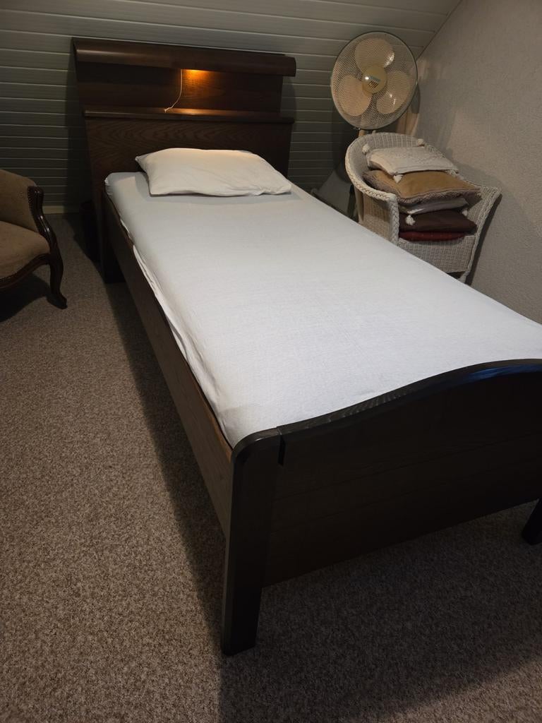 Eenpersoonsbed met hoofdbord en verlichting, Gebruikt, 90 cm, Eenpersoons, Bruin