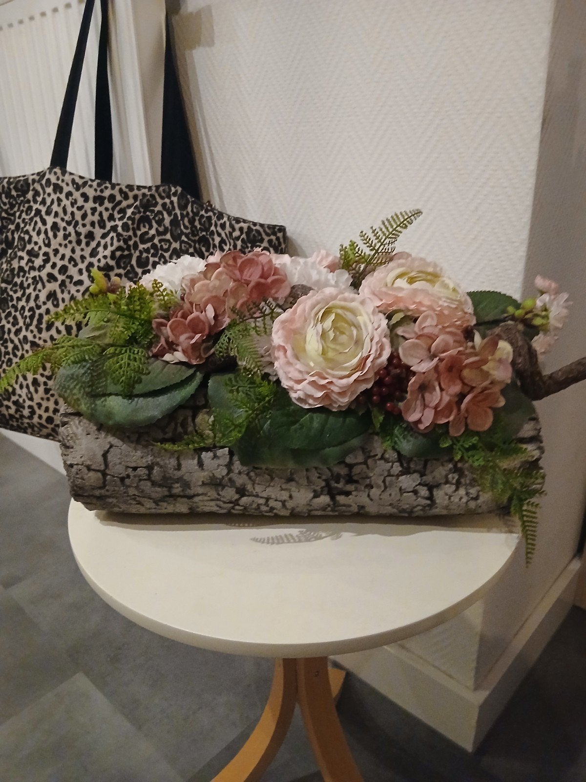 Decoratieve boomstronk met kunstbloemen, Huis en Inrichting, Ophalen