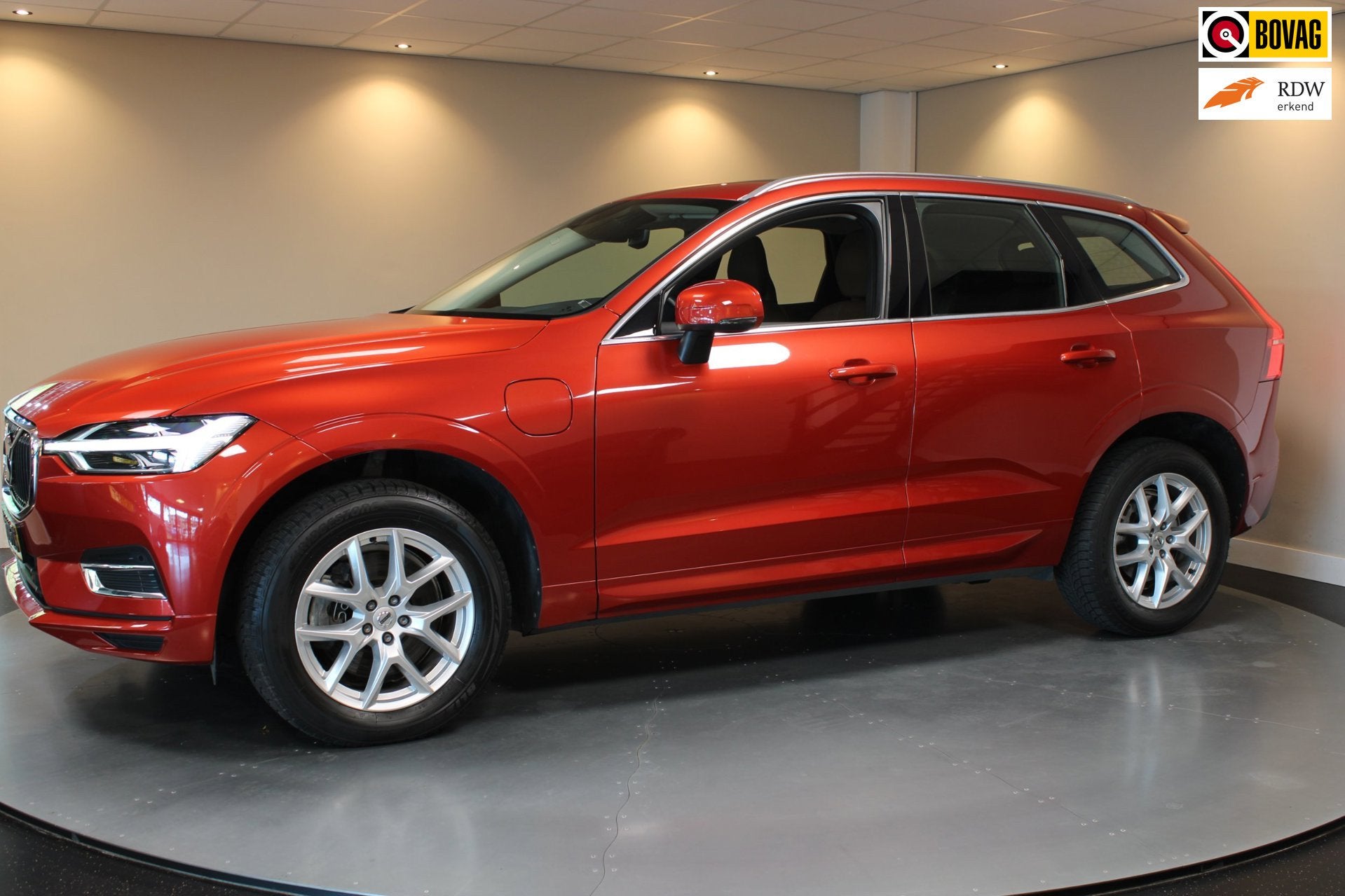 Volvo XC60 2.0 T8 Twin Engine AWD Momentum Pro *392Pk!* Pano, Automaat, Dealer onderhouden, Gebruikt, Euro 6