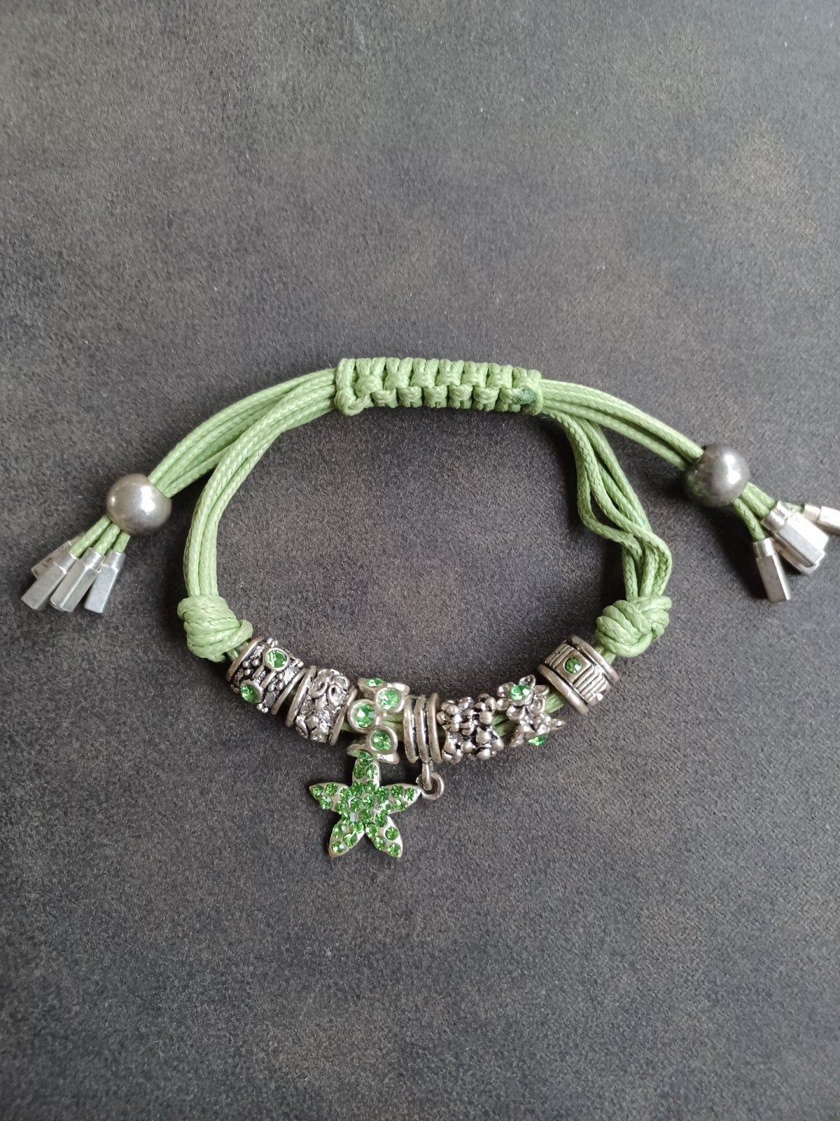 Groene armband met bedels, Sieraden, Tassen en Uiterlijk, Overige materialen, Gebruikt, Verzenden, Met bedels of kralen
