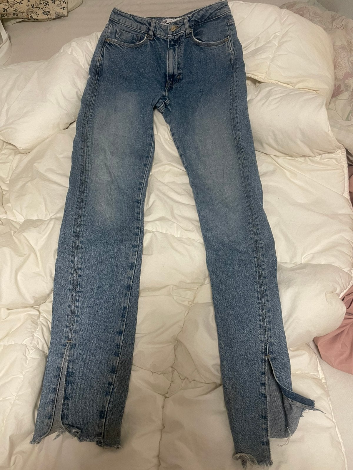 Zara High Waist Jeans met Split & Raw Hem – Maat M (38), Kleding | Dames, Ophalen of Verzenden, Zo goed als nieuw, Blauw, W30 - W32 (confectie 38/40)