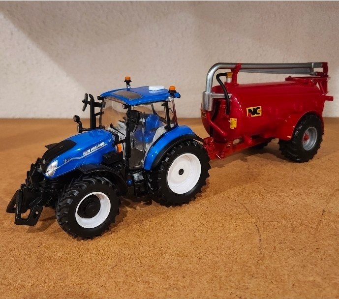 Britains 42892 43400 New Holland T5.120 met NC 2500 Slurry T, Ophalen of Verzenden, Zo goed als nieuw, Tractor of Landbouw, Britains