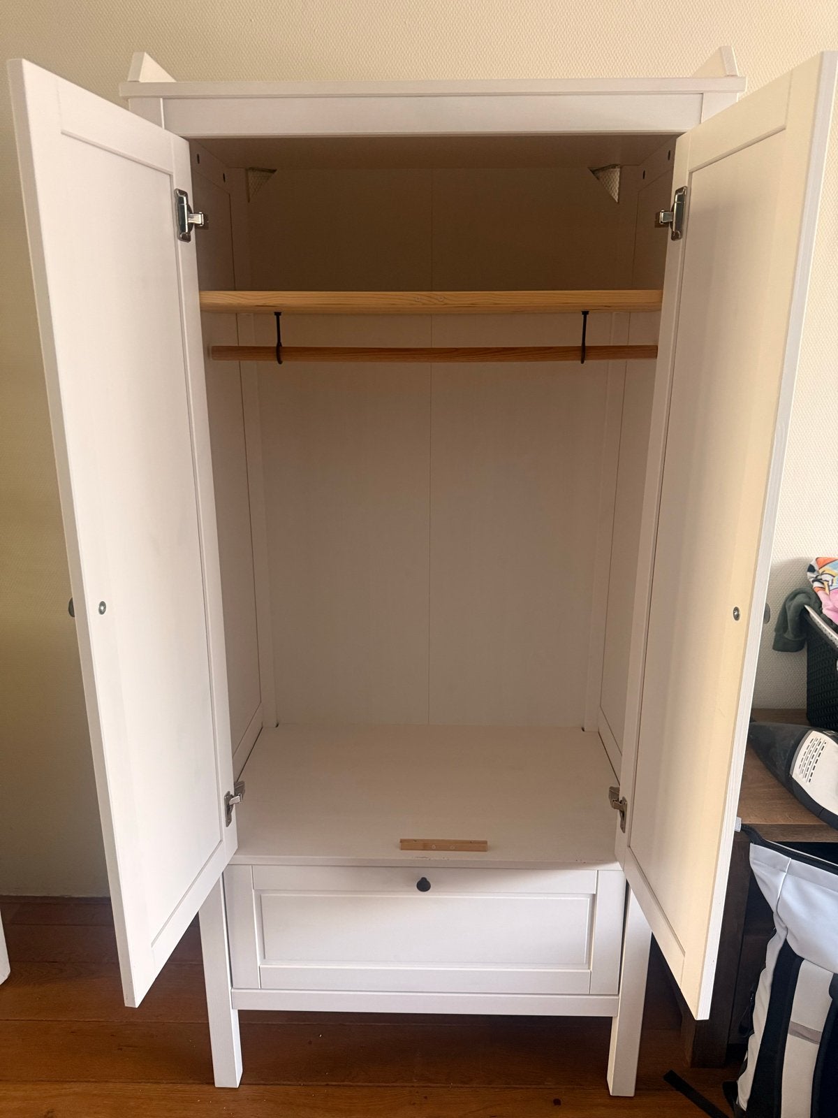 Ikea Sundvik kledingkast met hanggedeelte en lade, Ophalen, 50 tot 70 cm, 105 cm of meer, Zo goed als nieuw