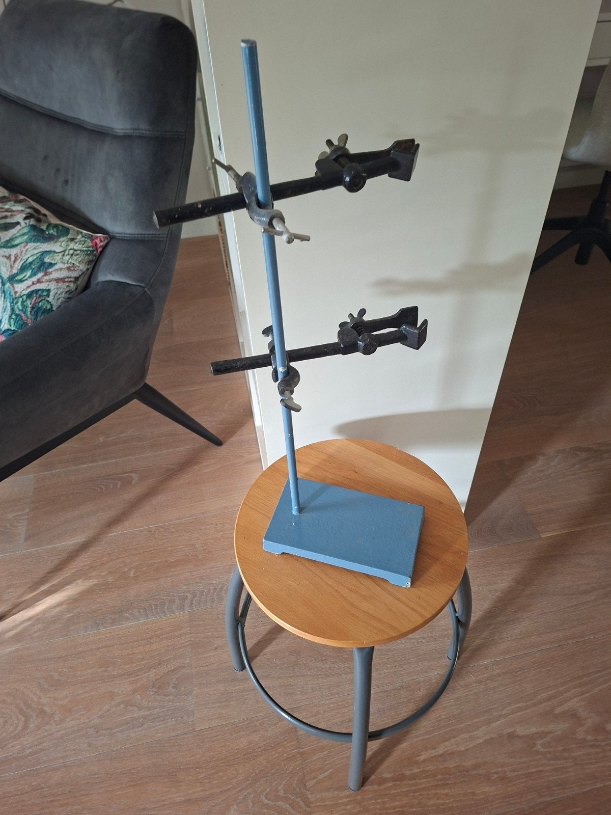 Gereserveerd....Laboratoriumstandaard met twee klemmen, Verzenden, Hout, Wandkapstok, Minder dan 100 cm