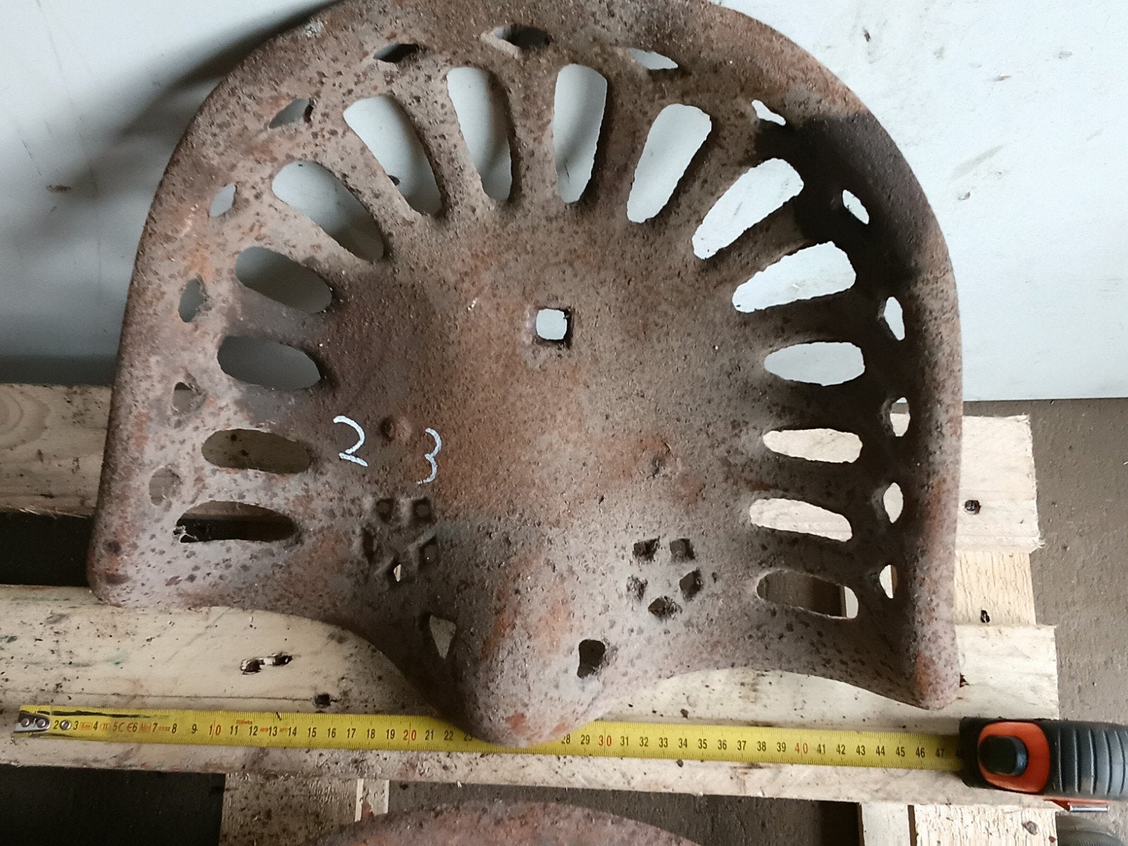 Panzitting / antieke tractor stoel en div onderdelen, Ophalen