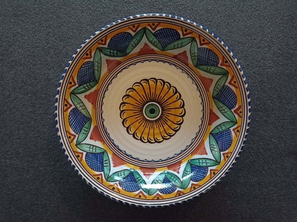 Arum wandbord, Fries aardewerk, rond 31 cm, in nieuwstaat, Ophalen of Verzenden