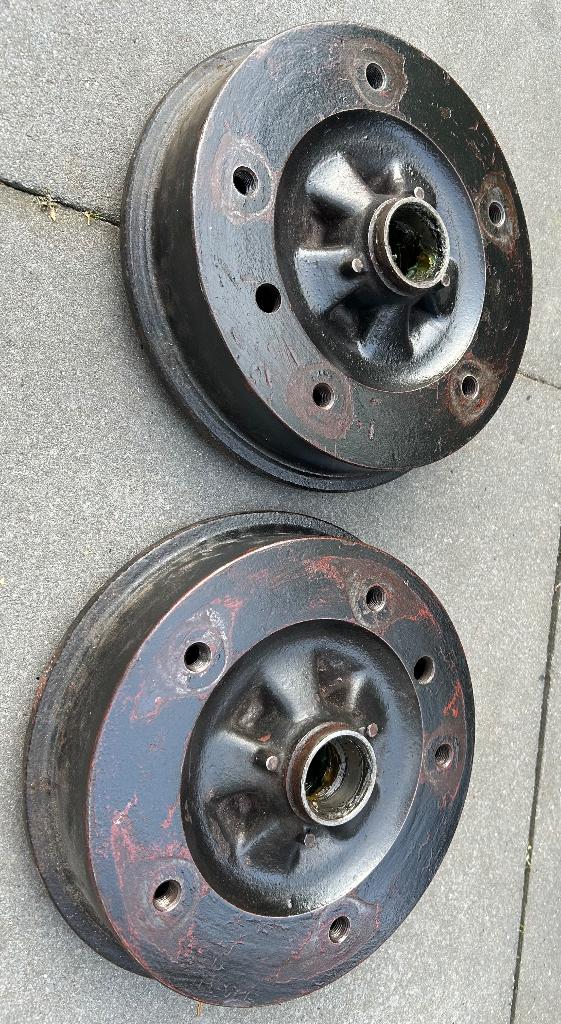 VW T2 early Bay ‘67-70 remtrommel L + R voorzijde 211405615c, Auto-onderdelen, Ophalen, Gebruikt, Volkswagen