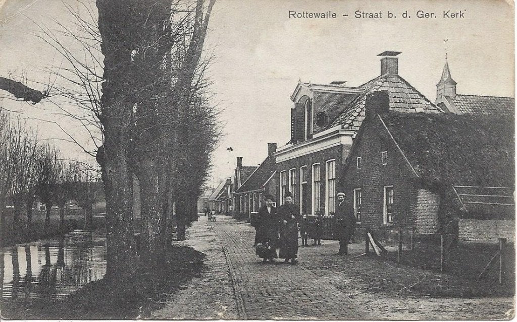 Rottevalle (Fr.) Straat bij de Ger. Kerk, Volk, gelopen 1927, Verzamelen, Ophalen of Verzenden, 1920 tot 1940, Gelopen, Friesland