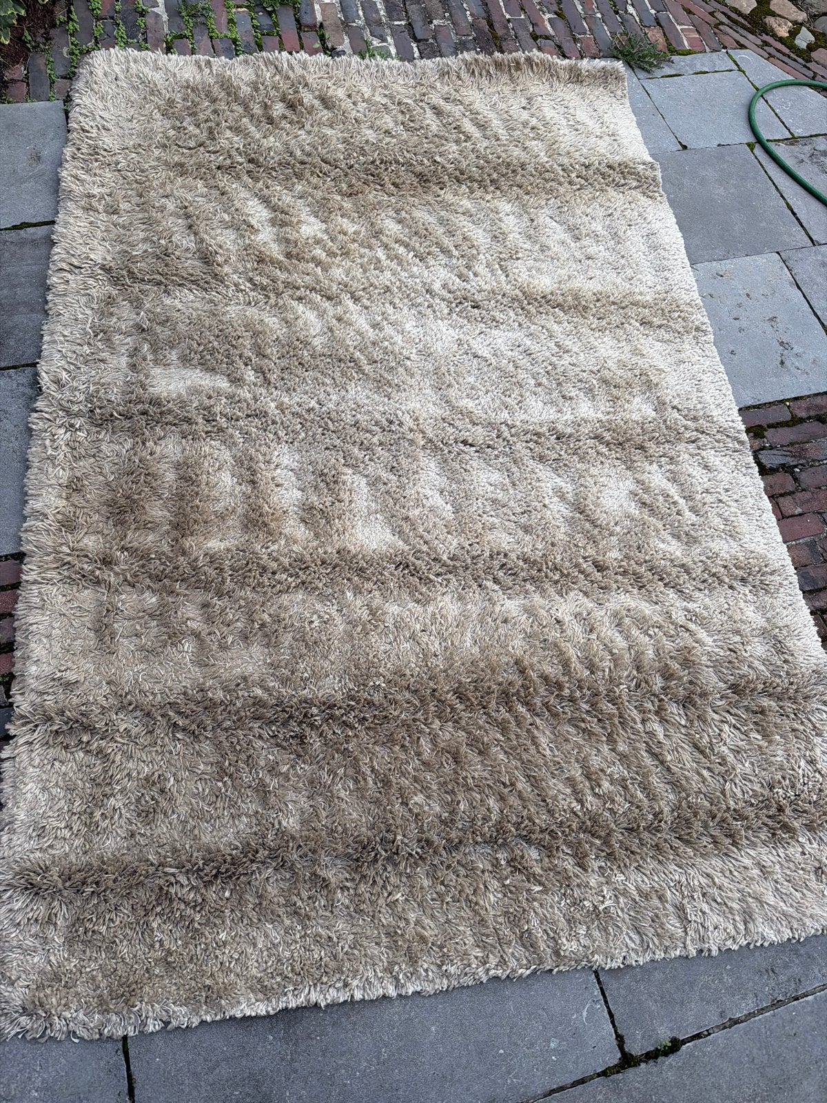 Gratis ophalen vloerkleed beige 1.55 br. Lengte 2.30cm, Gebruikt, Beige, 150 tot 200 cm, 200 cm of meer