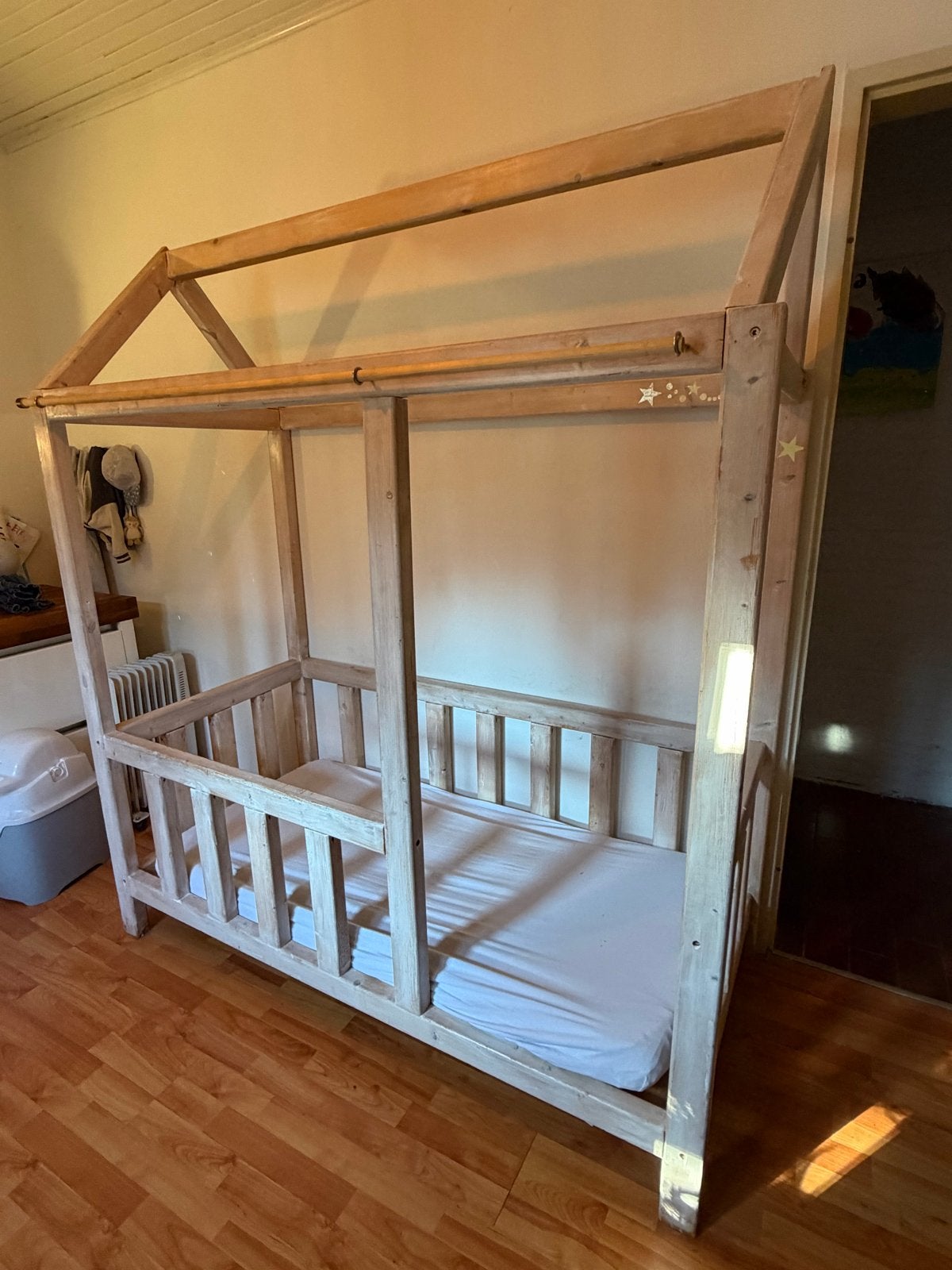 Houten speelhuisbed met gordijnroede en matras, Ophalen, Gebruikt, 190 cm of minder, Hout