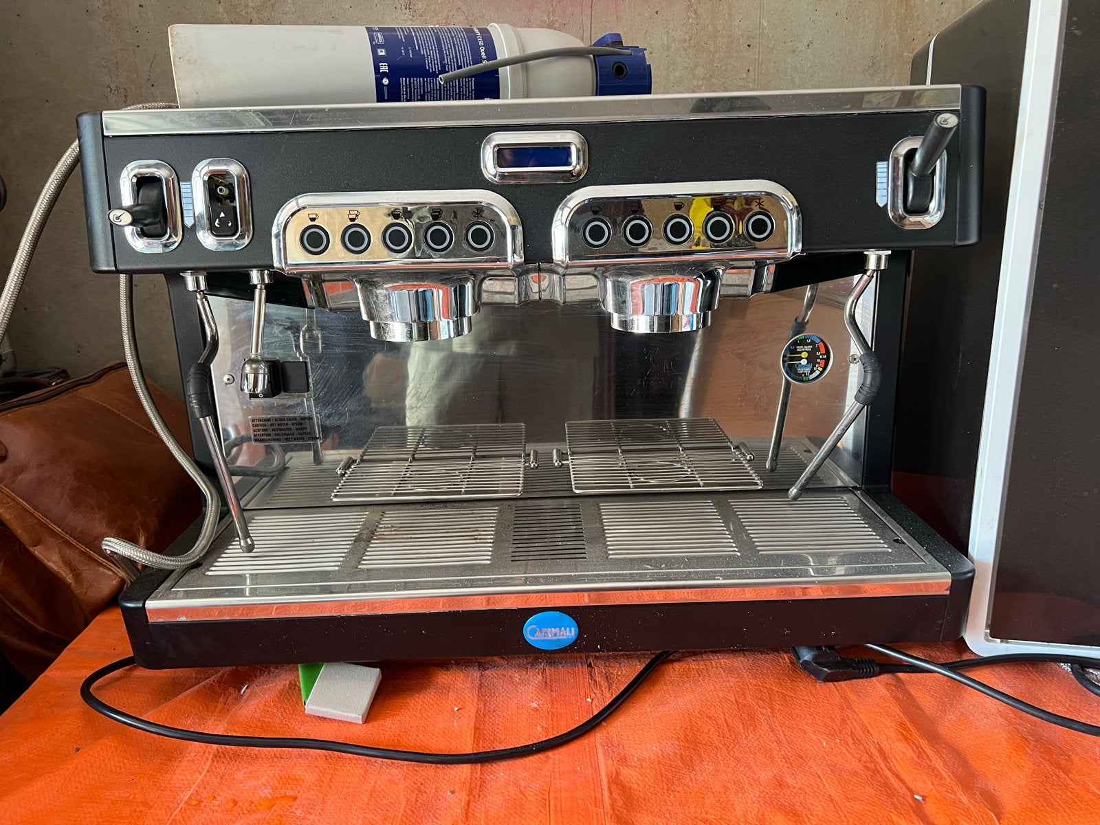 Professionele Carimali pistonmachine + gratis Latiz melkopsc, Gebruikt, Espresso apparaat, 10 kopjes of meer, Gemalen koffie