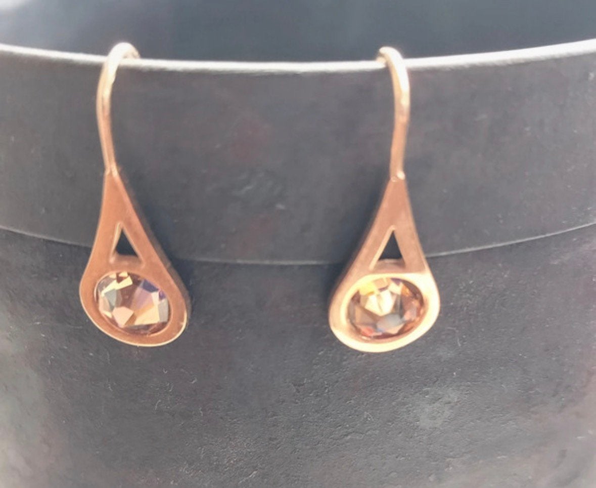 Melano oorbellen goudkleurig met steentje, Ophalen of Verzenden, Nieuw, Goud, Overige materialen